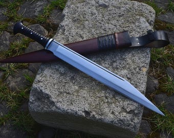 Handgjort Seax överlevnadssvärd i kolstål med handtag i rosenträ och läderslida.
