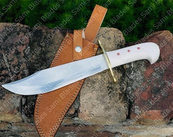 Cuchillo Bowie de acero al carbono hecho a mano, mango de resina y funda de cuero.