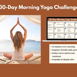 Op de afbeelding: Een 30-daagse ochtend yoga-uitdaging met een vrouw in een wit tanktop die een yogapose op een strand uitvoert. De uitdaging omvat dagelijkse poses van 10 minuten, printbare PDF's en is geschikt voor beginners.