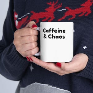 Koffein & Chaos Kaffeetasse - Lustige Tasse für Koffeinsüchtige, einzigartiges Geschenk für Kaffeeliebhaber, Humor und Stil in Ihrem Morgengebräu