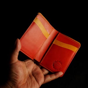 Aartis No. 2 - Cartera vertical - Compartimento para efectivo - Rojo/amarillo - Cuero Conceria Walpier Buttero - Artículos de cuero hechos a mano