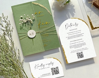 Invitación de boda acrílica verde salvia y dorado: borde irregular, botánica