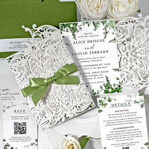 Set di inviti per matrimonio con pizzo botanico primaverile, inviti con cornice in foglie verde salvia, buste per indirizzi romantiche verdi, codice QR RSVP