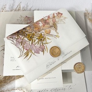 Puede incluir: Conjunto de invitaciones de boda con un diseño floral en tonos rosas, amarillos y marrones. La invitación incluye un sello de cera y los nombres "Beatrice & Sanderson". Texto: "Room located, Please co, fir, www.theknot. Beatrice & Sanderson, with regret, DIETARY RESTRICTION:".