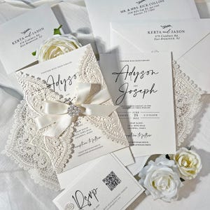 Romantische Perlen-Spitzen-Hochzeitseinladungen mit Diamante-Brosche-Schleife, elegante Laser-Schnitt-lädt ein, personalisierter QR-Code antwortet