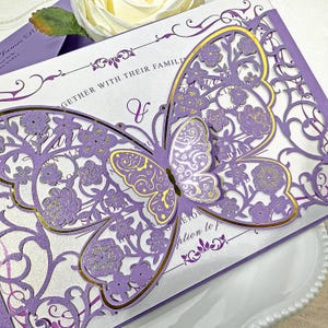 Elegante Lavendel- und Gold-3D-Schmetterlings-Hochzeitseinladungen, Romantische Lila Blumen-Tascheneinladungen, Personalisierter QR-Code Antwortkarte