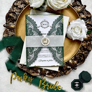 Faire-part de luxe vert et or découpés au laser, faire-part vintage vert émeraude et bordure dorée, cachet de cire doré et enveloppes à lignes vertes