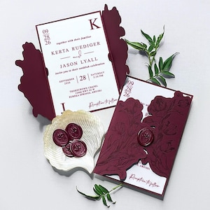 Romantische Hochzeitseinladung in Burgunder-Blumen-Samt, eleganter Tiefdruck lädt Sie zum Einladen ein