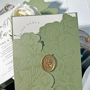 Juego de invitaciones de boda florales en verde salvia primaveral con sello de cera