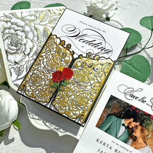 Invitación de boda de lujo cortada a láser con lámina dorada y rosa negra. Románticas invitaciones de boda con sobres florales con borde dorado. Reserva la fecha.