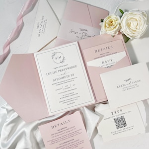 Può includere: Un insieme di partecipazioni di nozze e cancelleria rosa chiaro. L'invito principale presenta i nomi di Louise Prestwidge e Steinmetz Sy, con i dettagli della cerimonia. Include biglietti RSVP e buste.