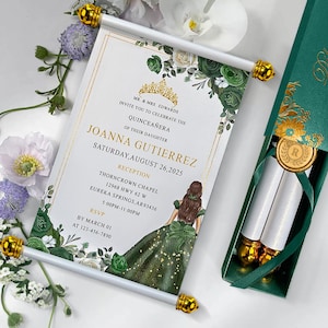 Puede incluir: Un pergamino de invitación de quinceañera con detalles dorados, que muestra el texto "Joanna Gutierrez" y los detalles del evento. La invitación está adornada con elementos florales verdes y un dibujo de una mujer con un vestido verde. El pergamino se presenta con una caja verde a juego.