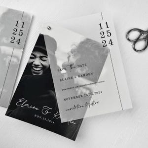 Può includere: Invito di nozze in bianco e nero con una foto di una coppia e la scritta "Save the Date". Viene visualizzata la data "25 novembre 2024". L'invito include anche i nomi "Elaine & Kamden".