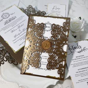 Invito di nozze di lusso con motivo floreale marrone e oro, eleganti inviti in carta di cotone con bordo dorato sfrangiato fatti a mano con RSVP, sigillo di cera personalizzato