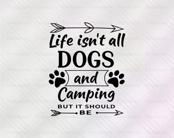 La vida no es solo perros y acampar, pero debería serlo. SVG, Campista feliz, Camiseta de camping, SVG de aventura, Archivos de corte de fogata.
