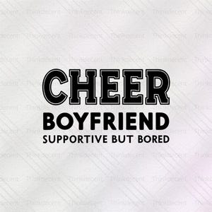 Op de afbeelding: Zwarte tekst op een witte achtergrond leest: "CHEER BOYFRIEND SUPPORTIVE BUT BORED." Het woord "CHEER" is in een vetgedrukte, omlijnde lettertype. "BOYFRIEND" en "SUPPORTIVE BUT BORED" zijn in een kleiner, effen lettertype.