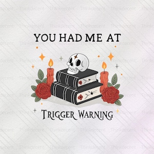 Può includere: Illustrazione digitale con un teschio su libri, candele e rose. Il testo recita "YOU HAD ME AT TRIGGER WARNING" in un carattere gotico, con stelle decorative. Un tema gotico e spettrale.