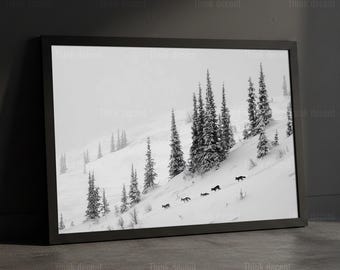 Arte murale con lupo invernale, opera d'arte con animali selvatici della foresta innevata, arredamento minimalista con elementi naturali, arte murale stampabile con animali, stampa digitale di animali selvatici invernali