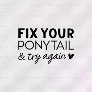 Può includere: Sfondo bianco con motivo diagonale e il testo nero "FIX YOUR PONYTAIL & try again" con un simbolo a cuore. Il testo è in grassetto, in un font sans-serif.