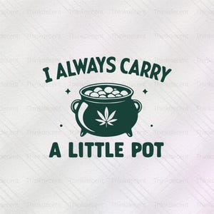 Peut inclure: Graphique vert foncé avec le texte « I ALWAYS CARRY A LITTLE POT ». L'image présente un chaudron avec une feuille de cannabis et de petits cercles blancs à l'intérieur. Le fond est un motif clair et texturé.