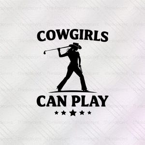 Op de afbeelding: Een zwart silhouet van een cowgirl die een golfclub vasthoudt, met de tekst "COWGIRLS CAN PLAY" boven en onder de afbeelding. Vier sterren staan onder de tekst. De afbeelding staat op een witte achtergrond.