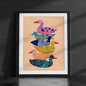 Może przedstawiać: Oprawiony wydruk artystyczny przedstawiający stos sześciu kolorowych kaczek. Każda kaczka ma unikalny wzór i kolor, w tym różowy z niebieskimi kropkami i żółty z zielonymi wzorami. Widoczny jest tekst "Think decent".
