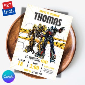 Può includere: Invito di 5x7 pollici con personaggi di Transformers. L'invito recita "Unisciti a noi per celebrare Thomas" e "Compirà cinque anni!" con i dettagli dell'evento. Il design include nastro di precauzione giallo e nero e uno sfondo di crepe.