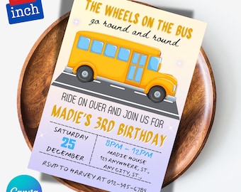 Könnte beinhalten: Eine 5x7 Zoll Einladungskarte mit einer gelben Schulbus-Illustration. Die Karte lautet "The Wheels on the Bus go round and round" und lädt Gäste zu Madies 3. Geburtstag am 25. Dezember ein.