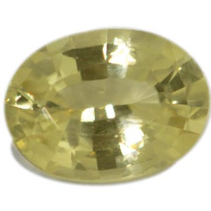 Puede incluir: Una gema facetada de forma ovalada con un tono amarillo pálido. La gema está tallada con múltiples facetas, creando un efecto brillante. La piedra se encuentra sobre un fondo blanco, resaltando su color y claridad. Adecuada para joyería.