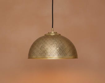 Lámpara colgante de techo de metal perforado con forma de cúpula de latón