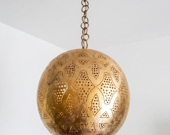 Lámpara colgante redonda de latón marroquí con cadena perforada.