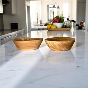 Small Handmade Oak Plate – Rustic Wooden Bowl for Hot Meals or Decor – Carved Wood Serving Dish – Natural Oak Tableware – Unique Gift Idea