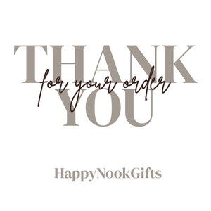 K&ouml;nnte beinhalten: Eine Grafikkarte mit dem Text THANK YOU in gro&szlig;en, hellbraunen Serifenschrift-Buchstaben, wobei der Satz for your order in einer dunkelbraunen Schreibschrift in der Mitte steht. Der Markenname HappyNookGifts erscheint in kleinem braunen Text darunter.