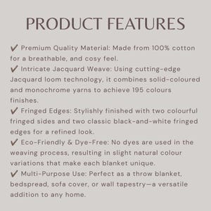 K&ouml;nnte beinhalten: Eine Produktmerkmalsliste f&uuml;r eine Wohndecke aus 100 % Baumwolle. Der Text beschreibt ein komplexes Jacquard-Gewebe, zwei farbige Fransen-Seiten, zwei schwarz-wei&szlig;e Fransen-Kanten sowie eine umweltfreundliche, farbstofffreie Herstellung des Textils.