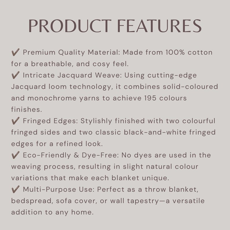 K&ouml;nnte beinhalten: Eine Produktmerkmalsliste f&uuml;r eine Wohndecke aus 100 % Baumwolle. Der Text beschreibt ein komplexes Jacquard-Gewebe, zwei farbige Fransen-Seiten, zwei schwarz-wei&szlig;e Fransen-Kanten sowie eine umweltfreundliche, farbstofffreie Herstellung des Textils.