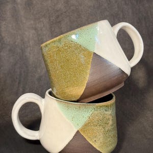 Può includere: Un cartello in legno fatto a mano con la scritta "Welcome" in stile scritto a mano. Il cartello è dipinto di bianco con una finitura invecchiata e una piccola foglia verde è attaccata in alto. Il cartello misura circa 30 cm di larghezza.