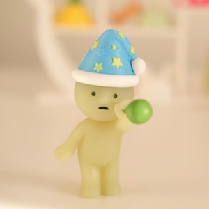 Mini sombrero que brilla en la oscuridad para Smiski u otras figuras. Sleepy Wizard