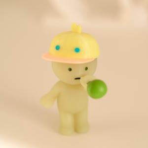 Mini sombrero que brilla en la oscuridad para Smiski u otras figuras. Duck