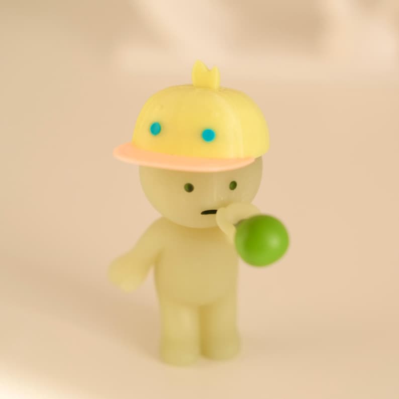 Mini sombrero que brilla en la oscuridad para Smiski u otras figuras. Duck