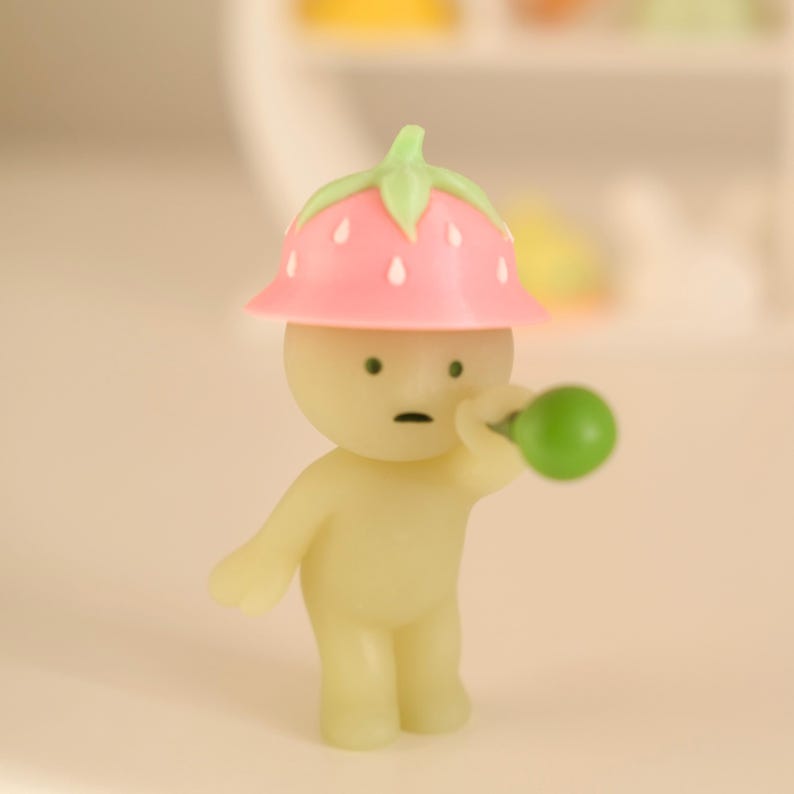 Mini sombrero que brilla en la oscuridad para Smiski u otras figuras. Strawberry