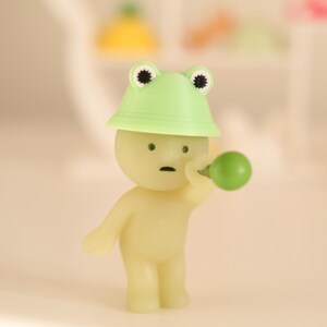 Mini sombrero que brilla en la oscuridad para Smiski u otras figuras. Frog