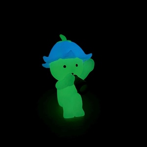 Mini sombrero que brilla en la oscuridad para Smiski u otras figuras. imagen 4