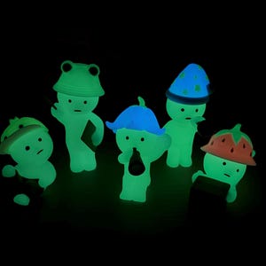 Mini sombrero que brilla en la oscuridad para Smiski u otras figuras. imagen 3