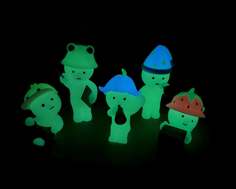 Mini sombrero que brilla en la oscuridad para Smiski u otras figuras. imagen 3