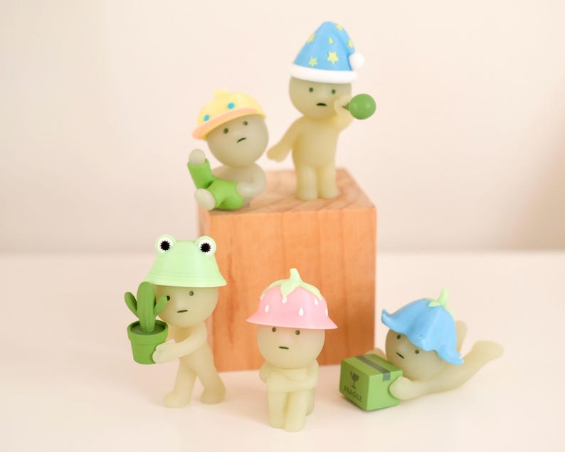 Mini sombrero que brilla en la oscuridad para Smiski u otras figuras. All 5!