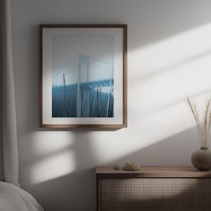 Fotografía artística Puente en la niebla | Imprenta, Francia | Ilustraciones originales, póster de viaje, arte mural minimalista