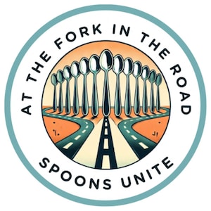 Può includere: Un cerchio blu-verde con testo bianco che recita "At the Fork in the Road Spoons Unite". All'interno del cerchio c'è una grafica di una strada con due biforcazioni, e una fila di cucchiai d'argento in piedi al centro della strada.