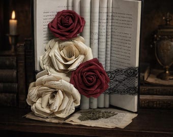 Gotische boekenpagina rozenboeket | Donker bloemencentrum uit de academische wereld