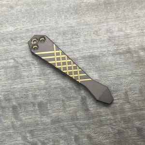 CLIP de titanio fresado con CNC Ano FRAG de bronce pulido para la mayoría de los modelos Spyderco