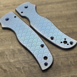 Spyderco Shaman Titanium Standard Seigaiha Blue Brushed